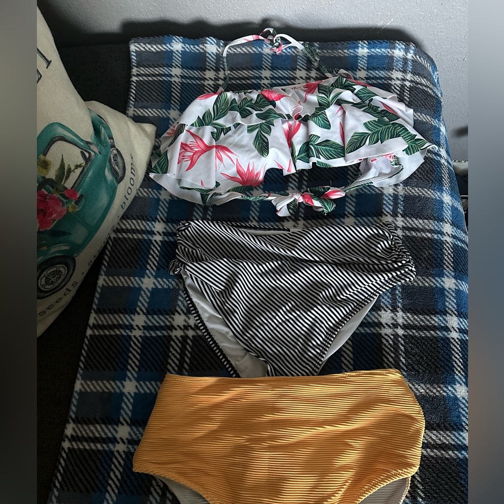 6 pairs of swimsuit bottoms and 1 top 👙